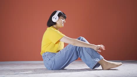 La-Mujer-Que-Escucha-Música-Con-Auriculares-Es-Infeliz-Y-Triste.